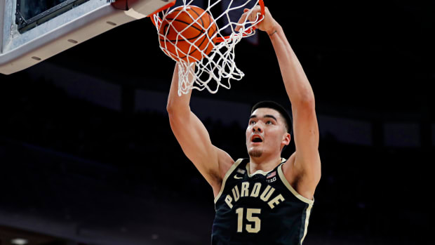 Purdue’s Zach Edey dunks the ball